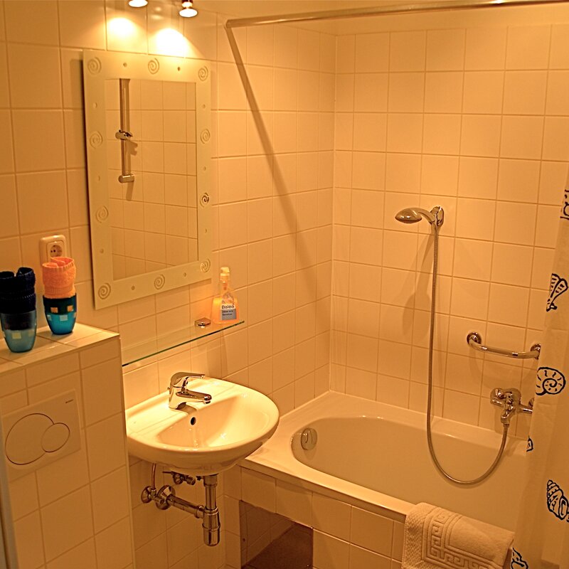 Badezimmer mit Wanne und WC | © Lausecker