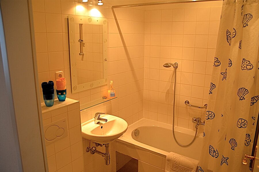 Badezimmer mit Wanne und WC | © Lausecker