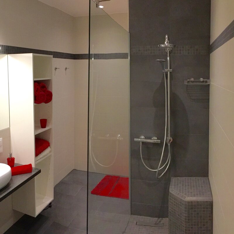 Dusche, Waschtisch, WC, rollstuhlgeeignet | © Lausecker