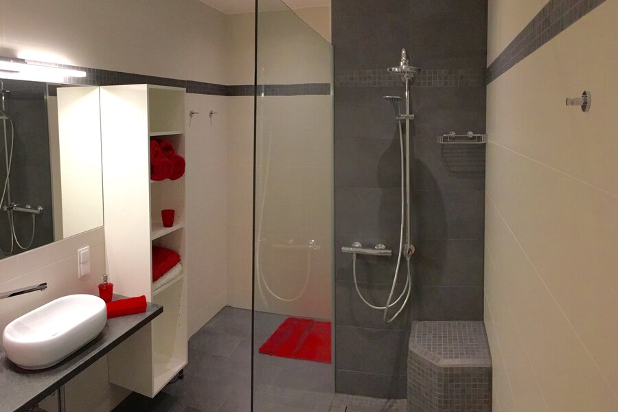 Dusche, Waschtisch, WC, rollstuhlgeeignet | © Lausecker