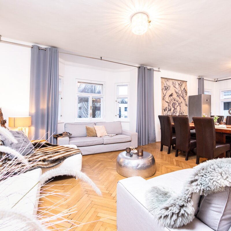 Helles Wohnzimmer & Essbereich in stilvollen Villa – Wohnen auf Zeit & Kurzzeitmiete für 1 bis 6 Monate in Salzburg