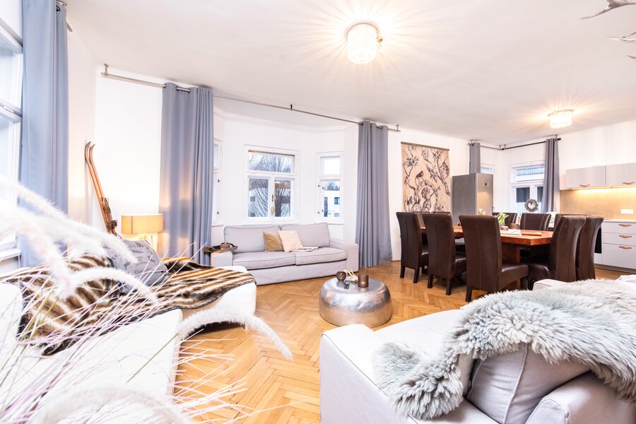 Helles Wohnzimmer & Essbereich in stilvollen Villa – Wohnen auf Zeit & Kurzzeitmiete für 1 bis 6 Monate in Salzburg