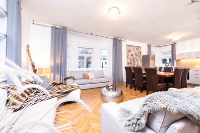 Helles Wohnzimmer & Essbereich in stilvollen Villa – Wohnen auf Zeit & Kurzzeitmiete für 1 bis 6 Monate in Salzburg