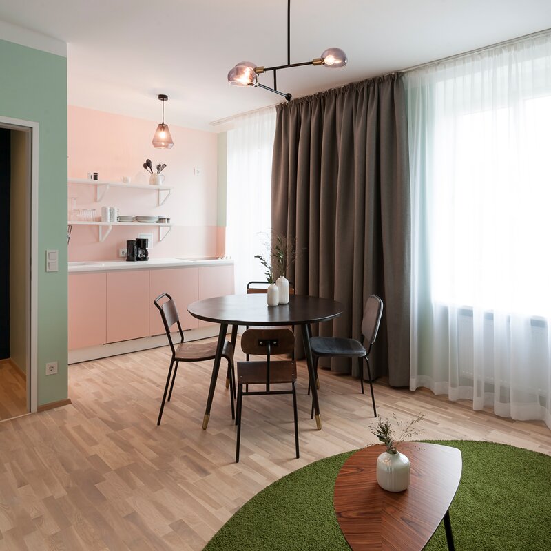 Heller Wohn-Essbereich mit Designmöbeln – 3-Zimmer Wohnung für Kurzzeitmiete & Wohnen auf Zeit, 1 bis 6 Monate, Linz