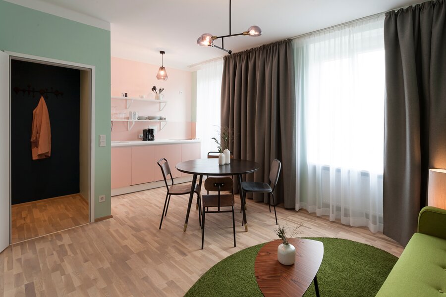 Heller Wohn-Essbereich mit Designmöbeln – 3-Zimmer Wohnung für Kurzzeitmiete & Wohnen auf Zeit, 1 bis 6 Monate, Linz
