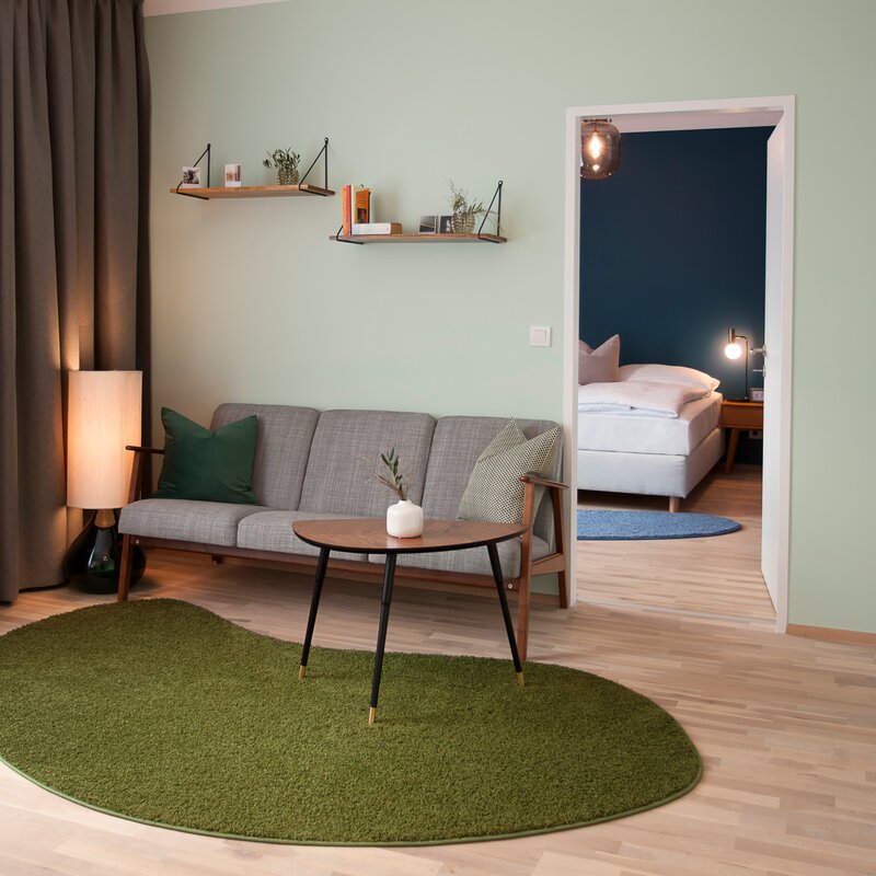Heller Wohnbereich mit Sofa & Schlafzimmer – 2-Zimmer Wohnung zur Kurzzeitmiete & Wohnen auf Zeit 1–6 Monate in Linz