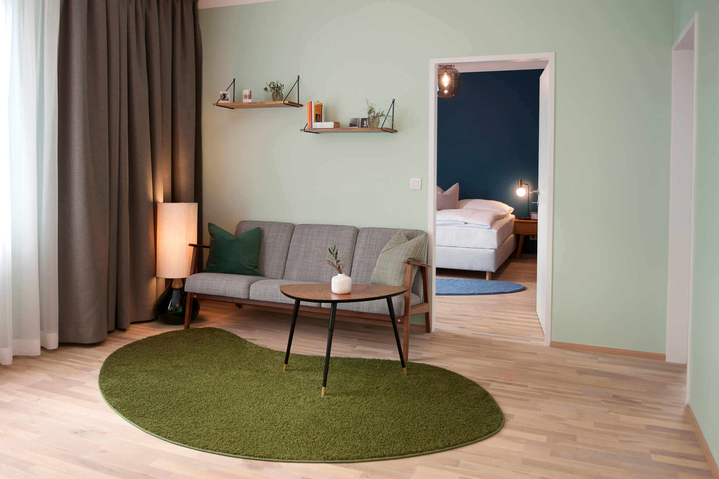 Heller Wohnbereich mit Sofa & Schlafzimmer – 2-Zimmer Wohnung zur Kurzzeitmiete & Wohnen auf Zeit 1–6 Monate in Linz