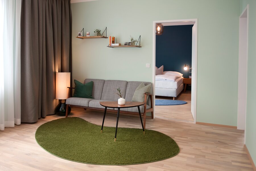 Heller Wohnbereich mit Sofa & Schlafzimmer – 2-Zimmer Wohnung zur Kurzzeitmiete & Wohnen auf Zeit 1–6 Monate in Linz