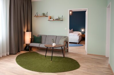Heller Wohnbereich mit Sofa & Schlafzimmer – 2-Zimmer Wohnung zur Kurzzeitmiete & Wohnen auf Zeit 1–6 Monate in Linz
