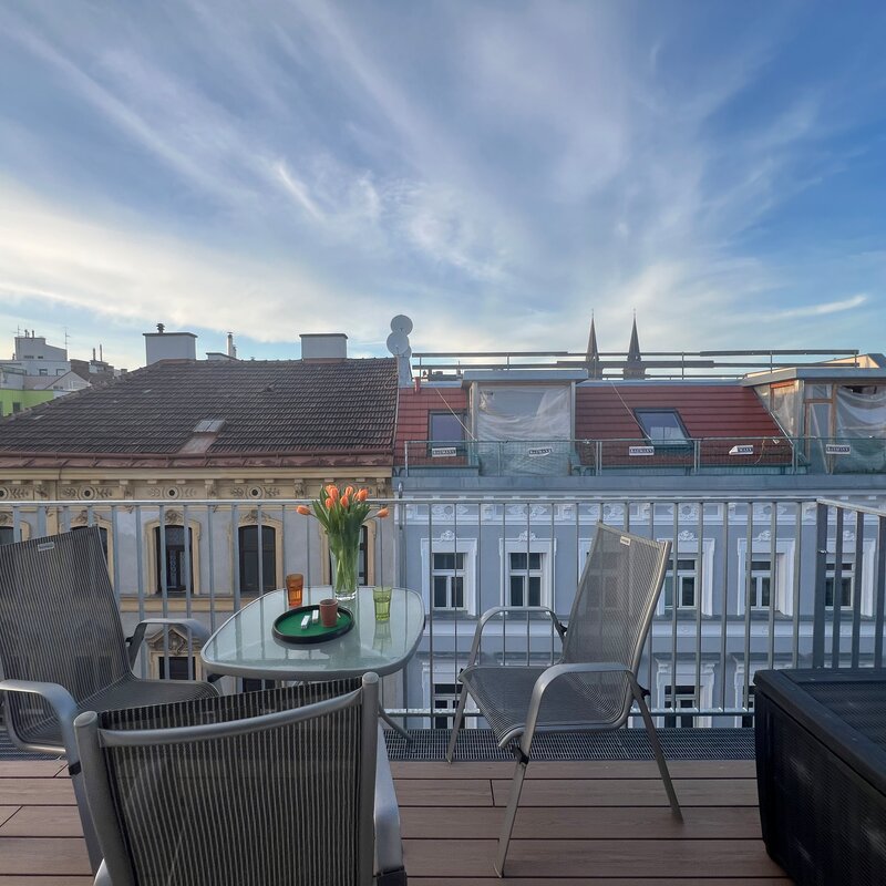 Sunny rooftop terrace with city view: 2-room apartment, short-term rental & temporary housing for 1 to 6 months in Ottakring