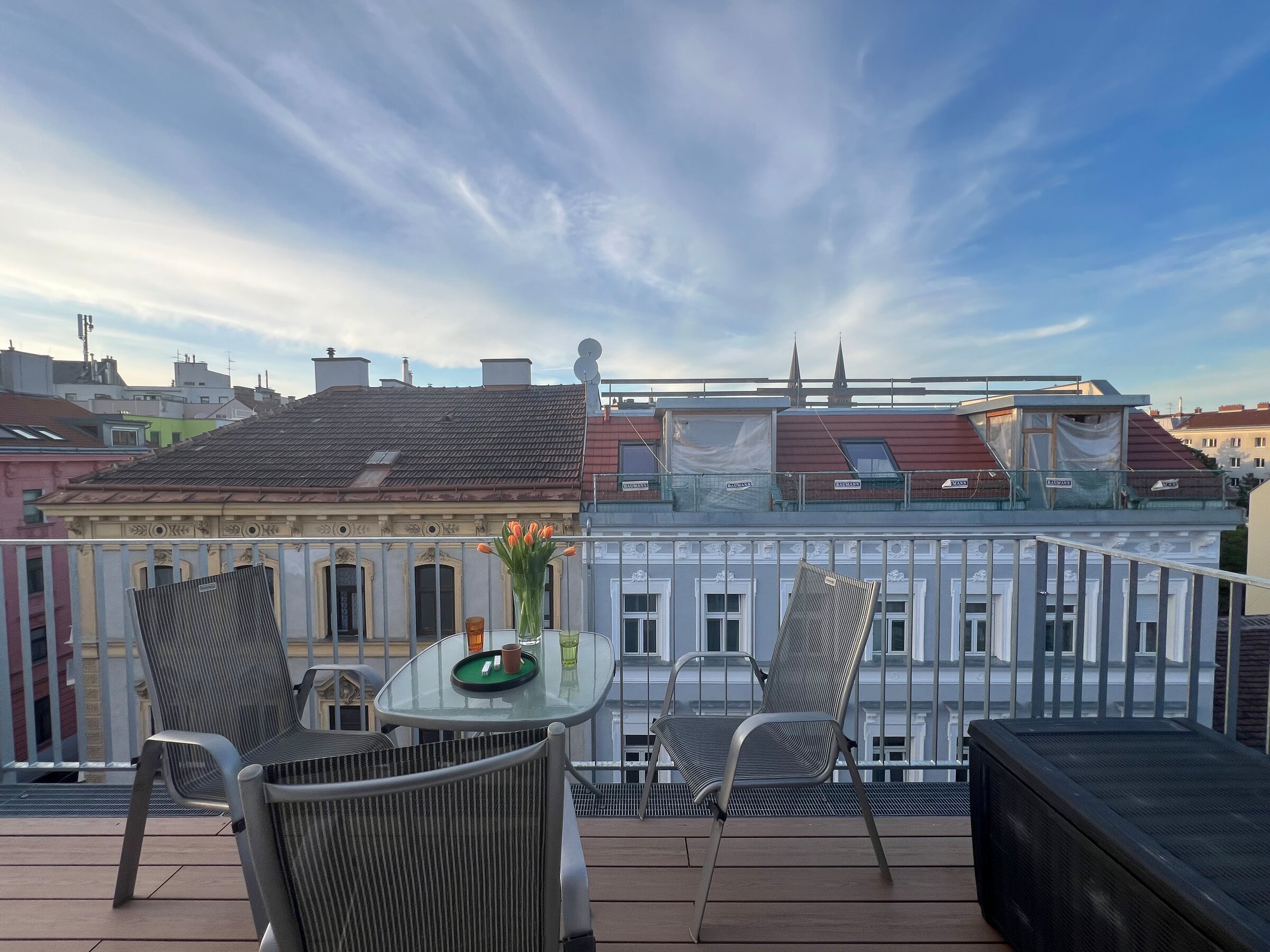 Sunny rooftop terrace with city view: 2-room apartment, short-term rental & temporary housing for 1 to 6 months in Ottakring