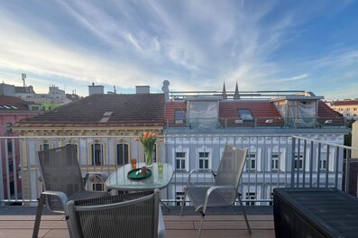 Sunny rooftop terrace with city view: 2-room apartment, short-term rental & temporary housing for 1 to 6 months in Ottakring