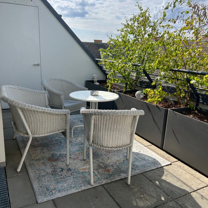 Sonnige Dachterrasse mit Loungemöbeln – 3-Zimmer Wohnung, Kurzzeitmiete & Wohnen auf Zeit für 1 bis 6 Monate in Schwechat