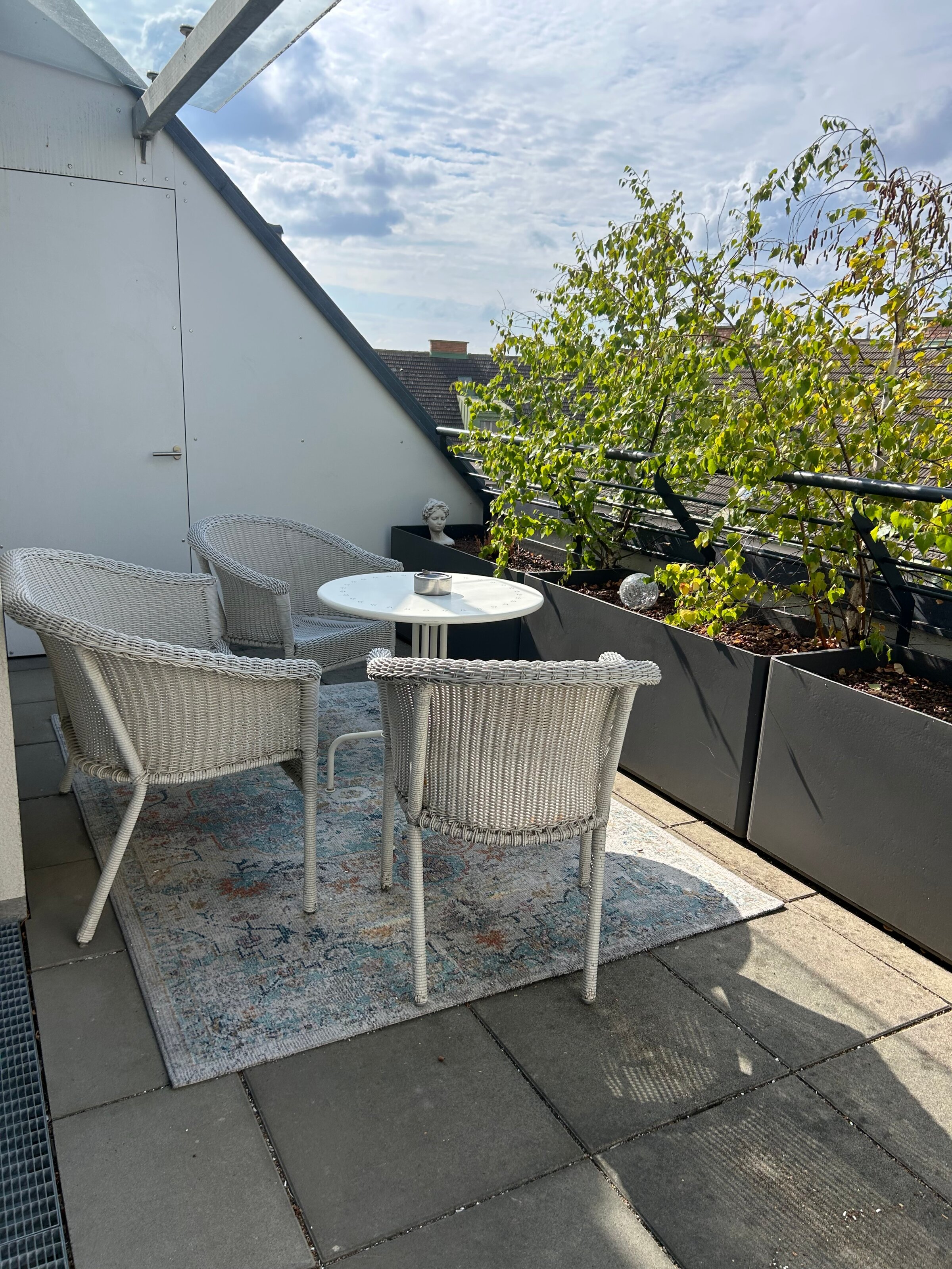 Sonnige Dachterrasse mit Loungemöbeln – 3-Zimmer Wohnung, Kurzzeitmiete & Wohnen auf Zeit für 1 bis 6 Monate in Schwechat