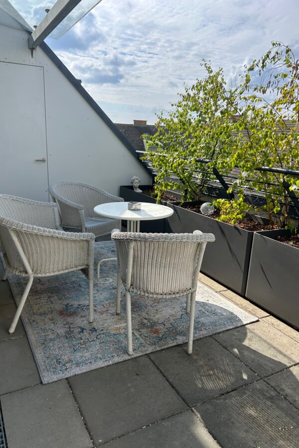 Sonnige Dachterrasse mit Loungemöbeln – 3-Zimmer Wohnung, Kurzzeitmiete & Wohnen auf Zeit für 1 bis 6 Monate in Schwechat