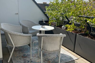 Sonnige Dachterrasse mit Loungemöbeln – 3-Zimmer Wohnung, Kurzzeitmiete & Wohnen auf Zeit für 1 bis 6 Monate in Schwechat