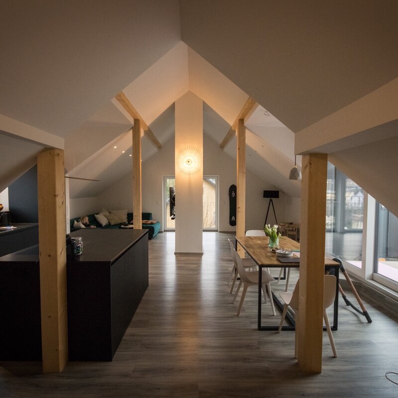 Wohnraum mit offener Küche 