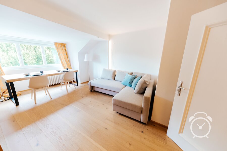 Heller Wohnbereich mit Sofa & Esstisch – 2-Zimmer-Wohnung zur Kurzzeitmiete & Wohnen auf Zeit für 1 bis 6 Monate in Salzburg