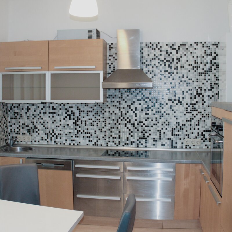 Modern fitted kitchen with mosaic tiles – 2-room apartment, short-term rental, temporary housing for 1 to 6 months in Vienna