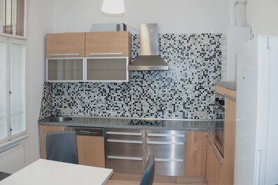 Modern fitted kitchen with mosaic tiles – 2-room apartment, short-term rental, temporary housing for 1 to 6 months in Vienna