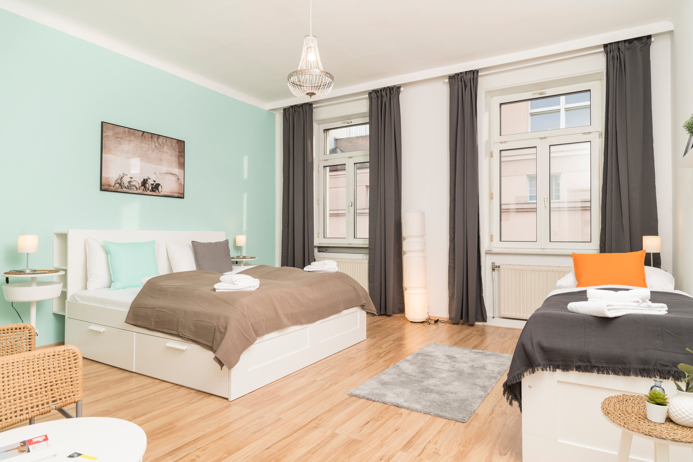 Helles Schlafzimmer mit zwei Betten, Parkettboden & Kronleuchter – 3-Zimmer Wohnung zur Kurzzeitmiete Wien, 1 bis 6 Monate