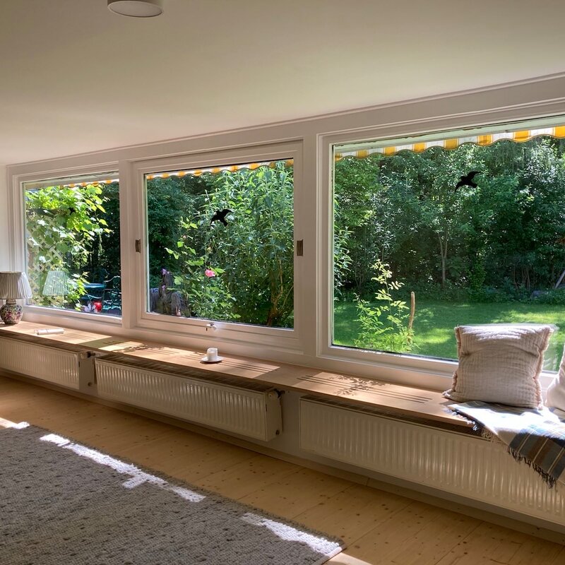 Saloon mit Blick in den Garten | © Lukas Stöger