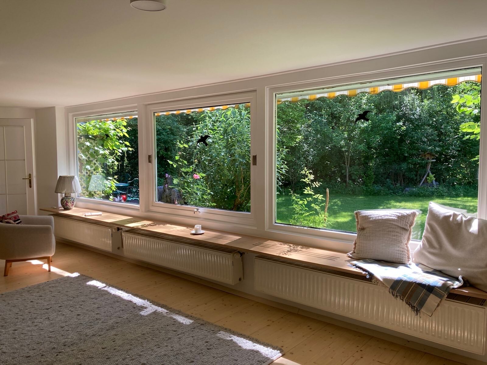 Saloon mit Blick in den Garten | © Lukas Stöger