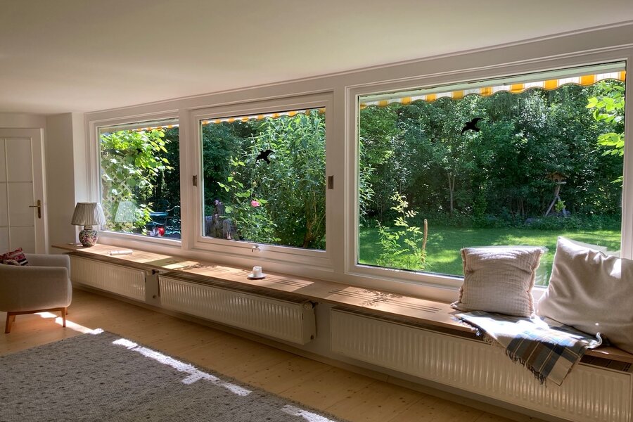 Saloon mit Blick in den Garten | © Lukas Stöger