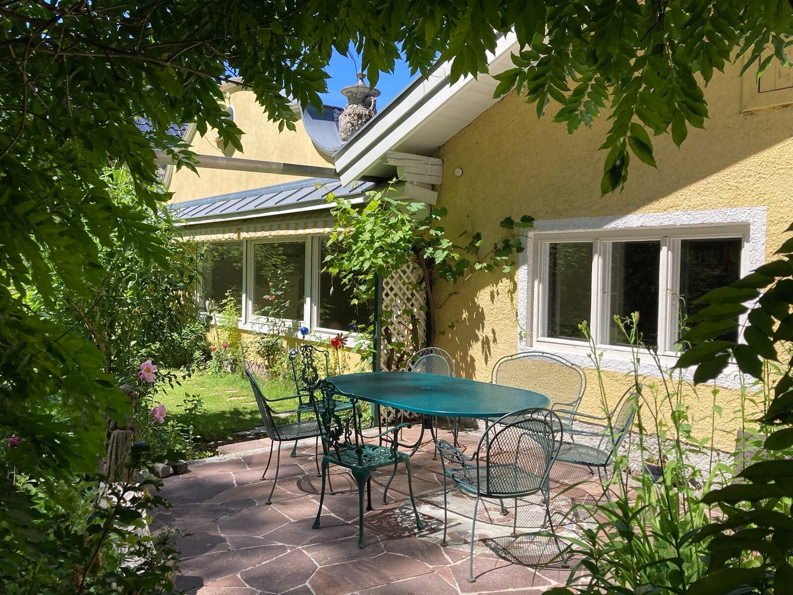 Terrasse mit Garten  | © Lukas Stöger