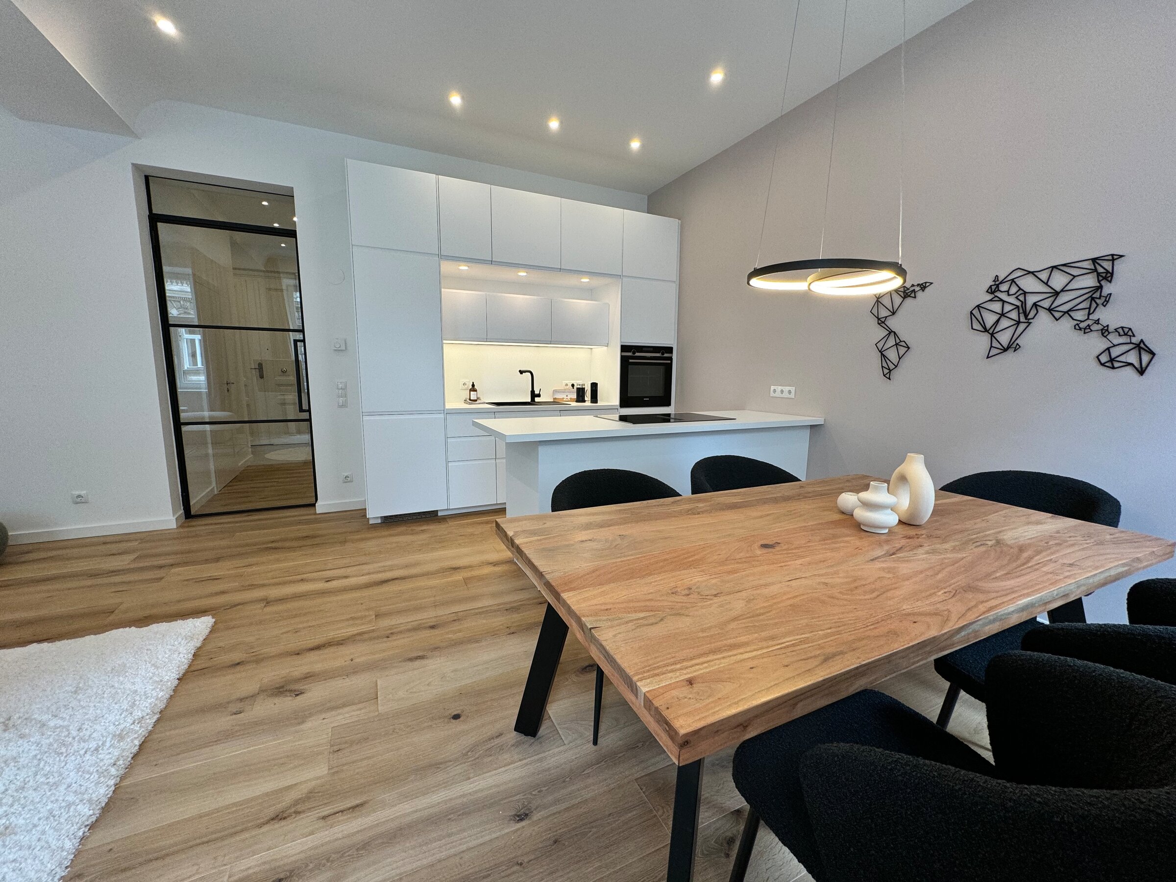Bright living-dining area with fitted kitchen – 2-room apartment, short-term rental, temporary housing 1 to 6 months, Vienna