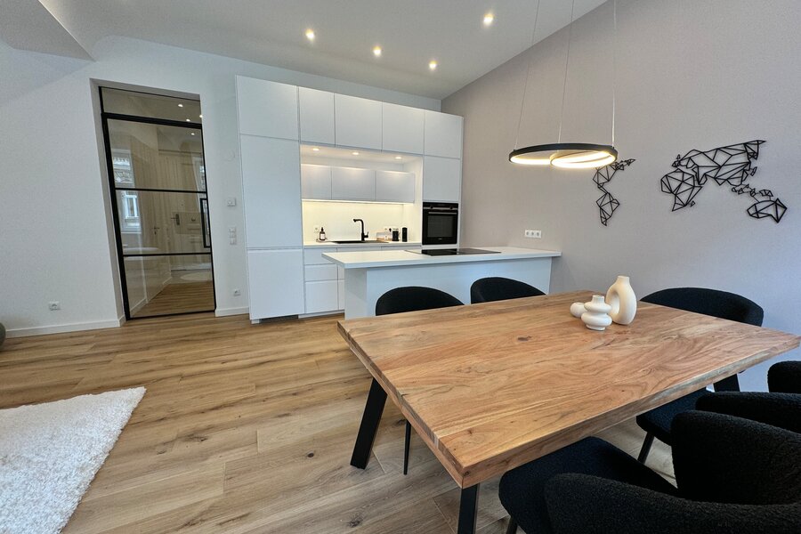 Bright living-dining area with fitted kitchen – 2-room apartment, short-term rental, temporary housing 1 to 6 months, Vienna