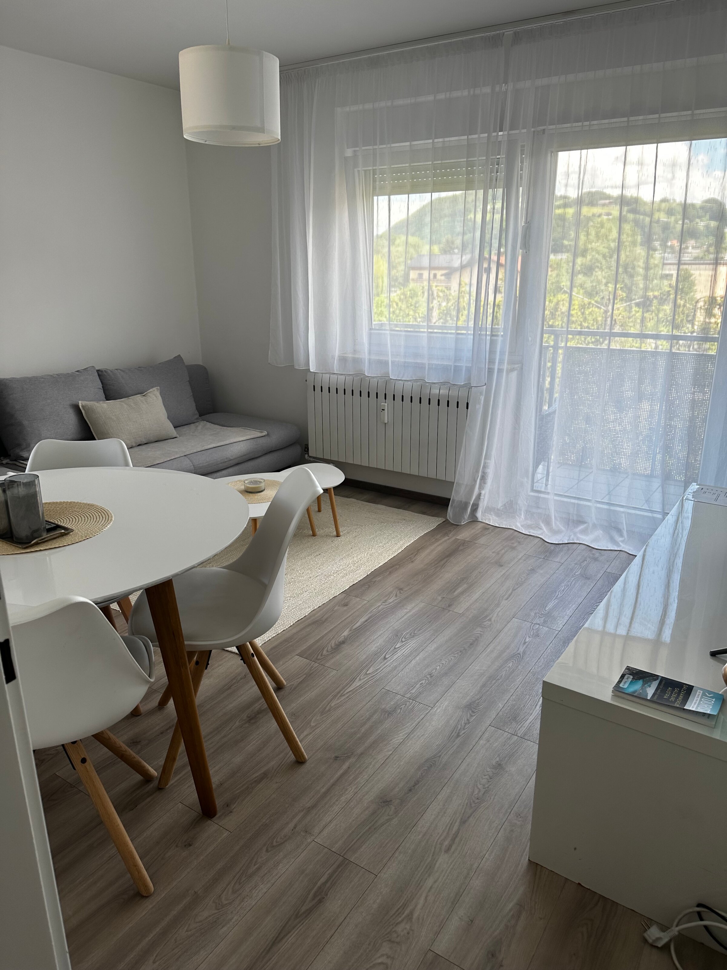 Bright living area with dining table & sofa – 2-room apartment, short-term rental, temporary housing 1–6 months, Salzburg