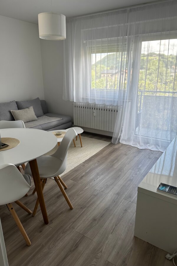 Bright living area with dining table & sofa – 2-room apartment, short-term rental, temporary housing 1–6 months, Salzburg