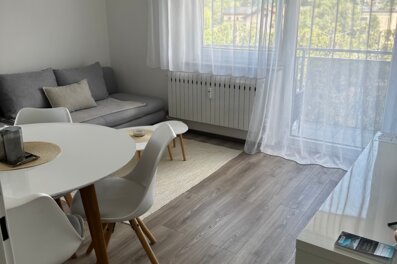 Bright living area with dining table & sofa – 2-room apartment, short-term rental, temporary housing 1–6 months, Salzburg
