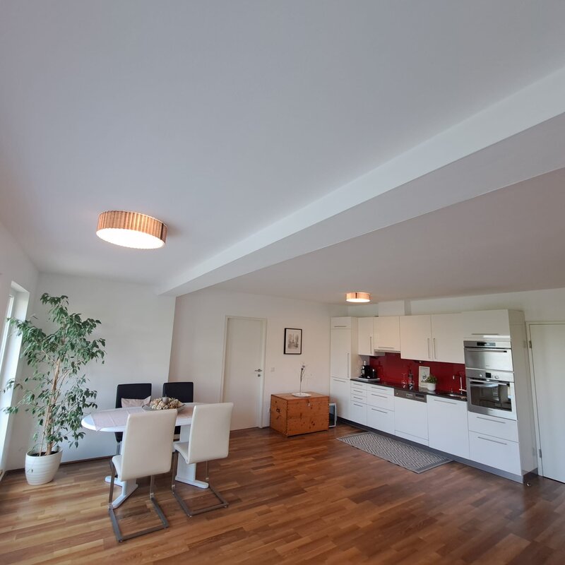 Heller Wohn-Essbereich mit moderner Küche – 2-Zimmer Wohnung zur Kurzzeitmiete & Wohnen auf Zeit für 1 bis 6 Monate in Anthering
