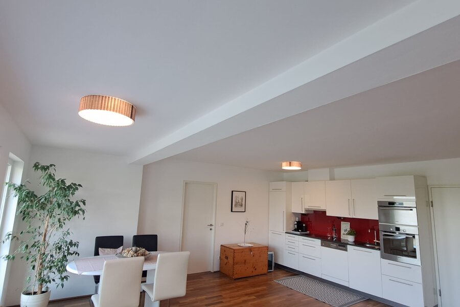 Heller Wohn-Essbereich mit moderner Küche – 2-Zimmer Wohnung zur Kurzzeitmiete & Wohnen auf Zeit für 1 bis 6 Monate in Anthering