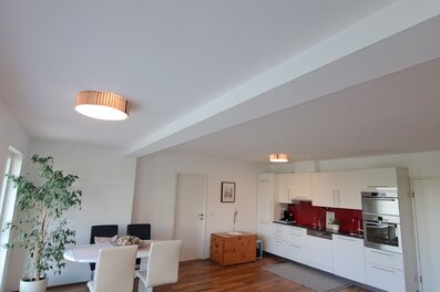 Heller Wohn-Essbereich mit moderner Küche – 2-Zimmer Wohnung zur Kurzzeitmiete & Wohnen auf Zeit für 1 bis 6 Monate in Anthering