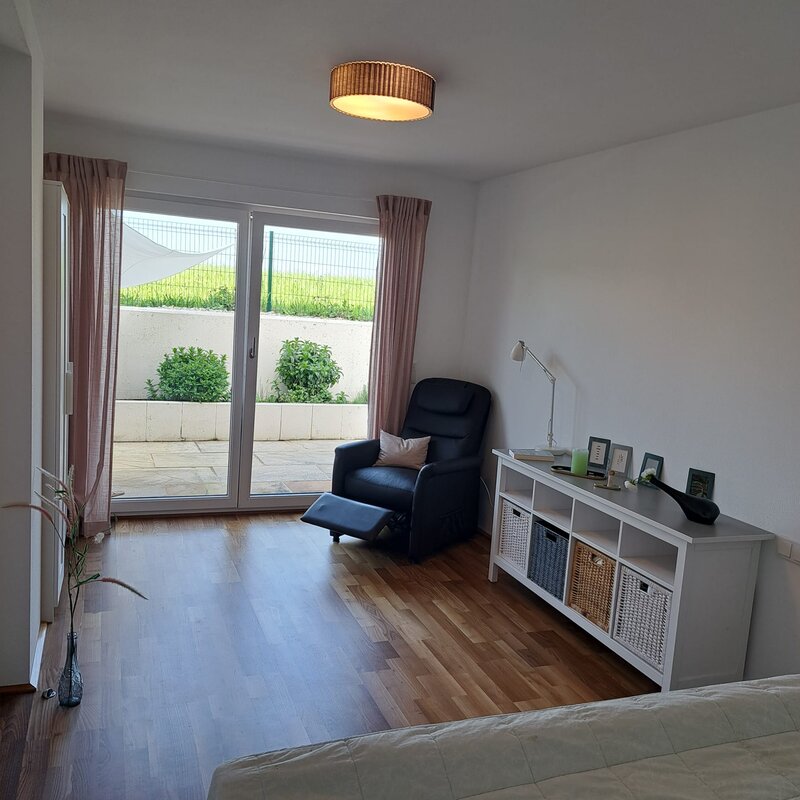 Schlafzimmer mit Zugang auf die Terrasse 