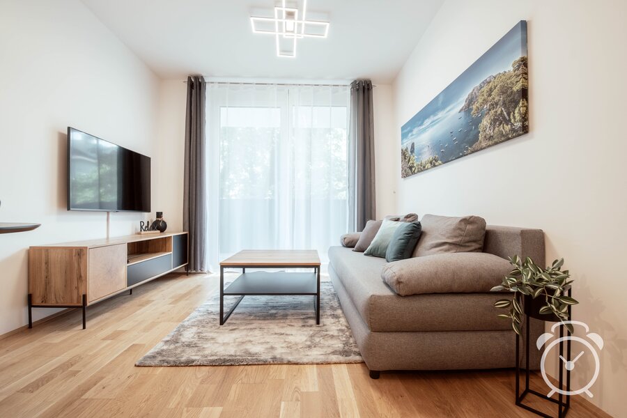 Helles Wohnzimmer mit Sofa & TV – 2-Zimmer Wohnung zur Kurzzeitmiete & Wohnen auf Zeit für 1 bis 6 Monate in Graz