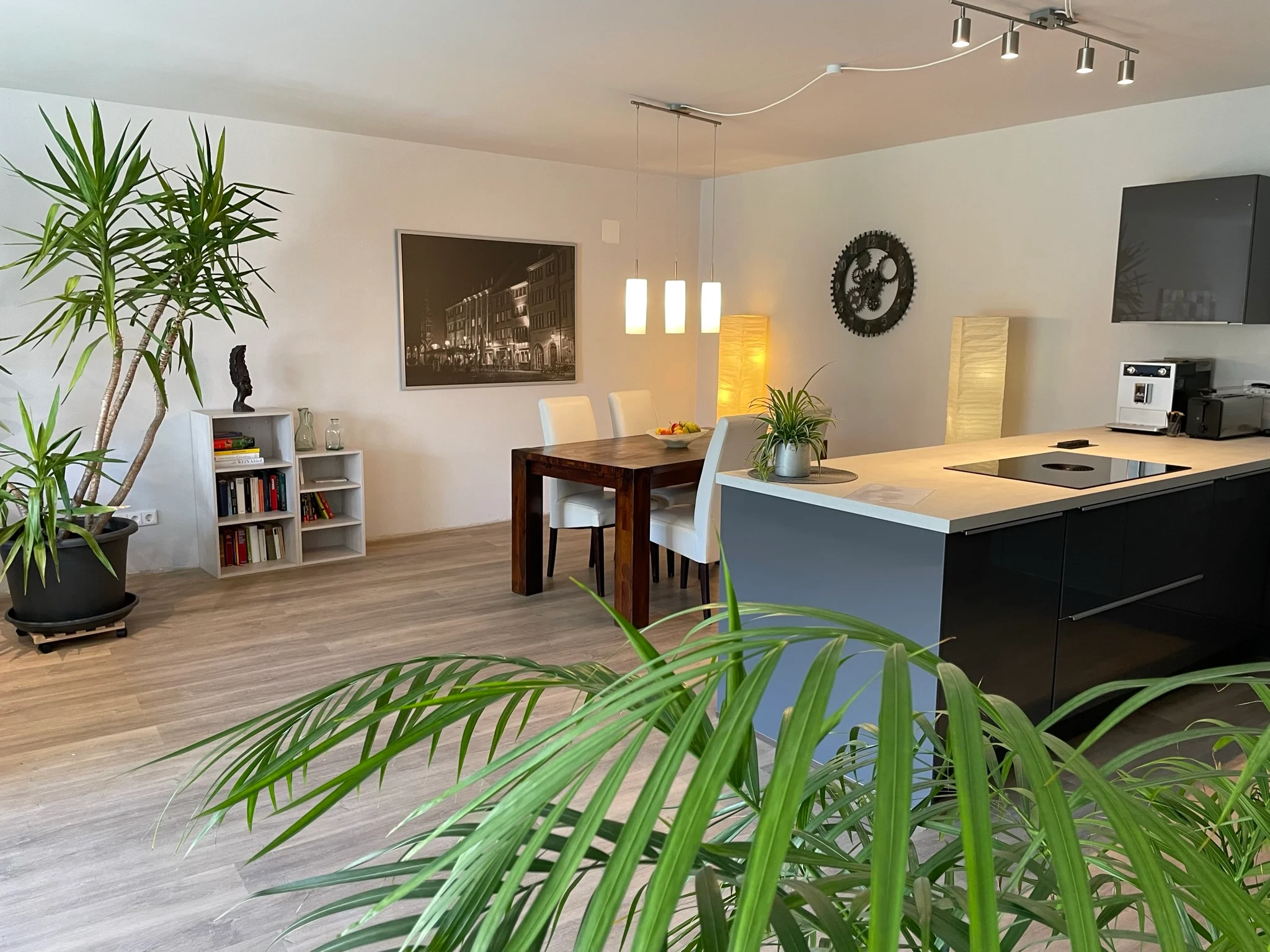 moderne Küche und Essbereich