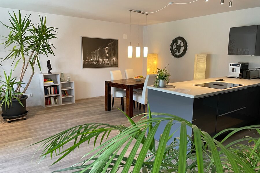 moderne Küche und Essbereich