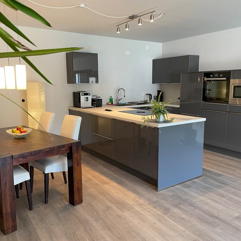 moderne Küche und Essbereich