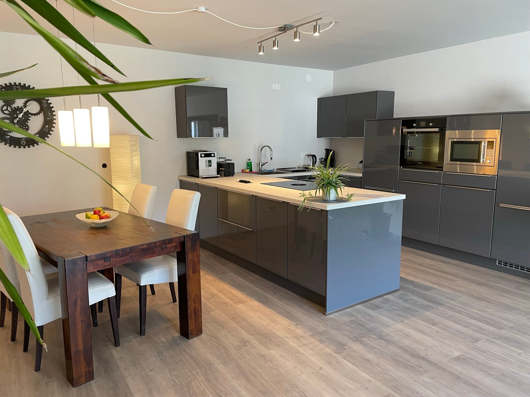 moderne Küche und Essbereich