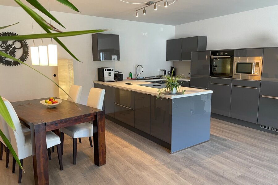 moderne Küche und Essbereich