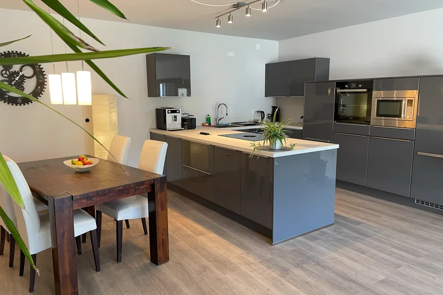 moderne Küche und Essbereich
