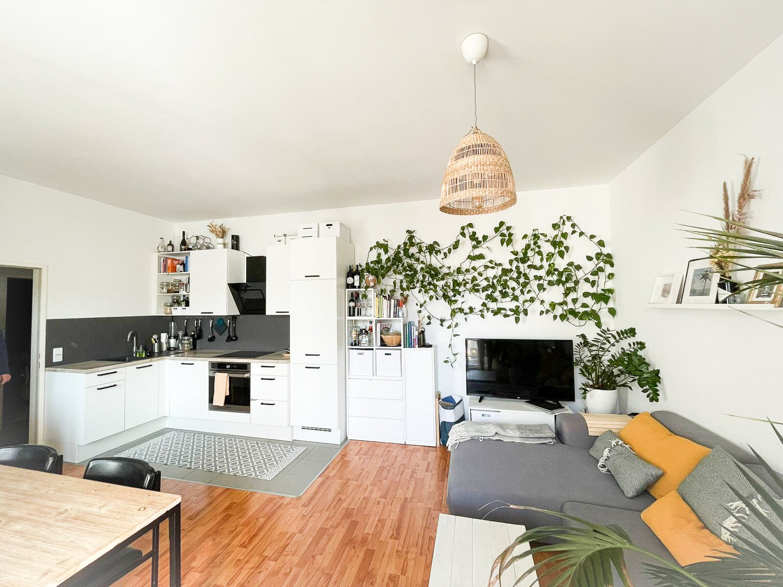 Wohnküche mit Blick auf Küchenzeile