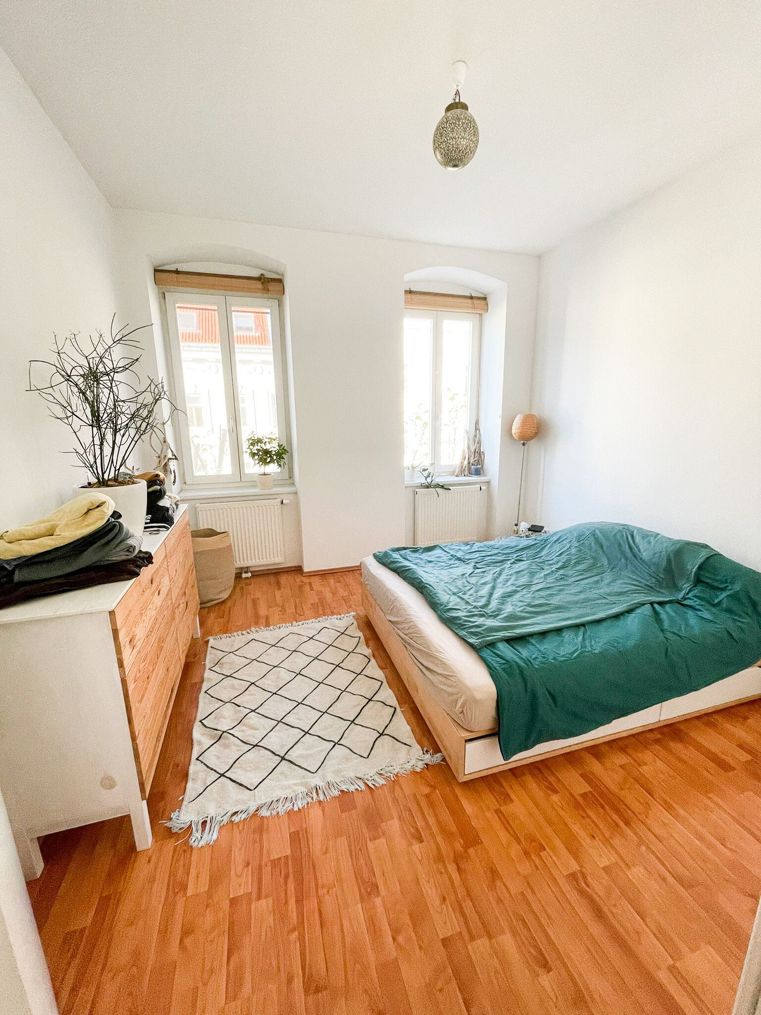 Schlafzimmer mit Kommode