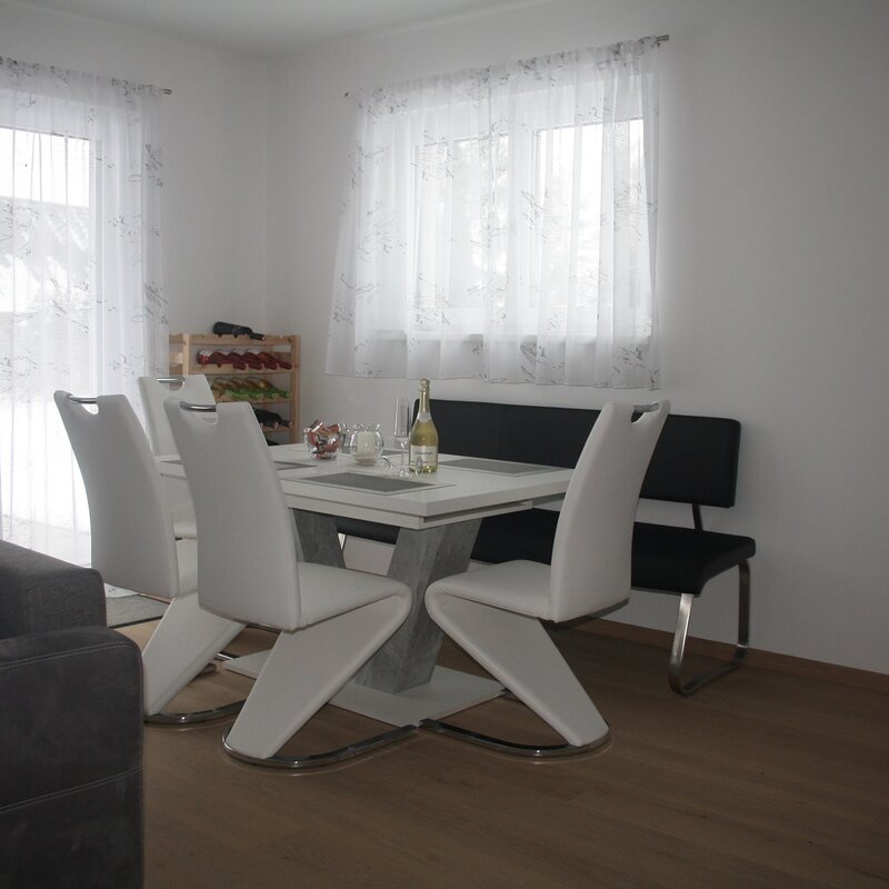 Heller Essbereich mit modernen Stühlen – 2-Zimmer Wohnung, Kurzzeitmiete & Wohnen auf Zeit für 1 bis 6 Monate in Graz