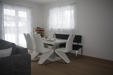 Heller Essbereich mit modernen Stühlen – 2-Zimmer Wohnung, Kurzzeitmiete & Wohnen auf Zeit für 1 bis 6 Monate in Graz