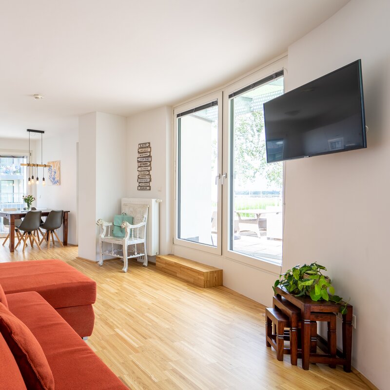 Helles Wohnzimmer mit Terrasse – 2-Zimmer Wohnung zur Kurzzeitmiete, Wohnen auf Zeit für 1 bis 6 Monate in Wien